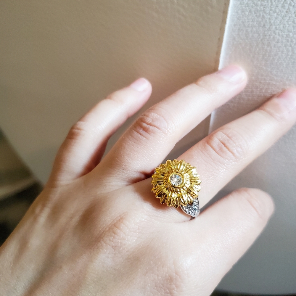 NWOT Sunflower Ring - Picture 2 of 16